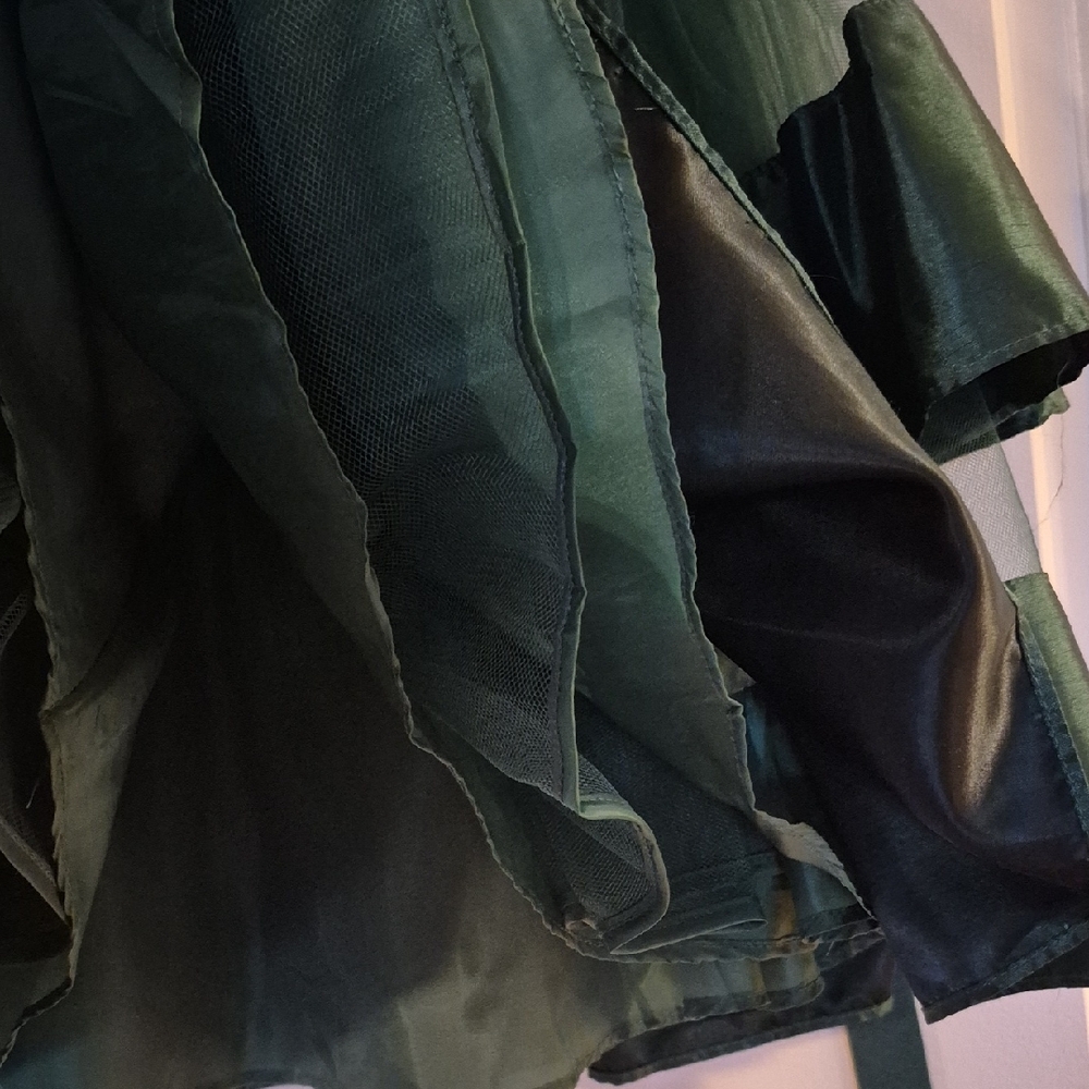 Elegant Green Sleeveless Dress with Pearl Belt - Picture 5 of 5